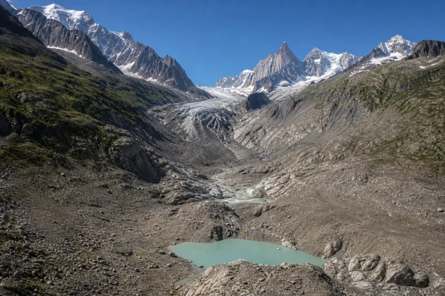 Langue glaciaire en recul dans les Alpes françaises, moraines grises et lac de fonte au premier plan.