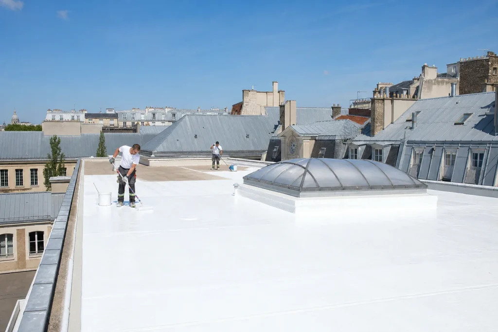 Cour d'école rénovée avec sol perméable, arbres et zones ombragées, dans une ville française